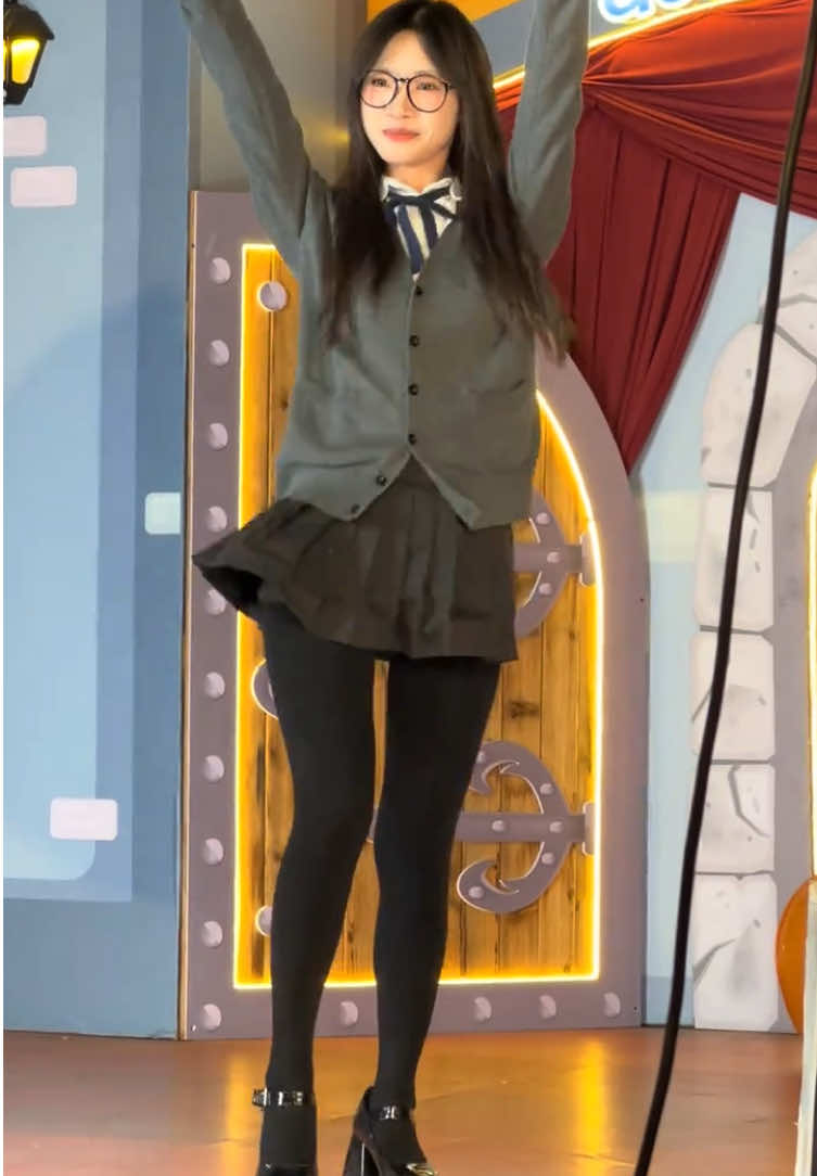 清纯眼镜jk裙美女 #学生 #美女 #跳舞 #腿 