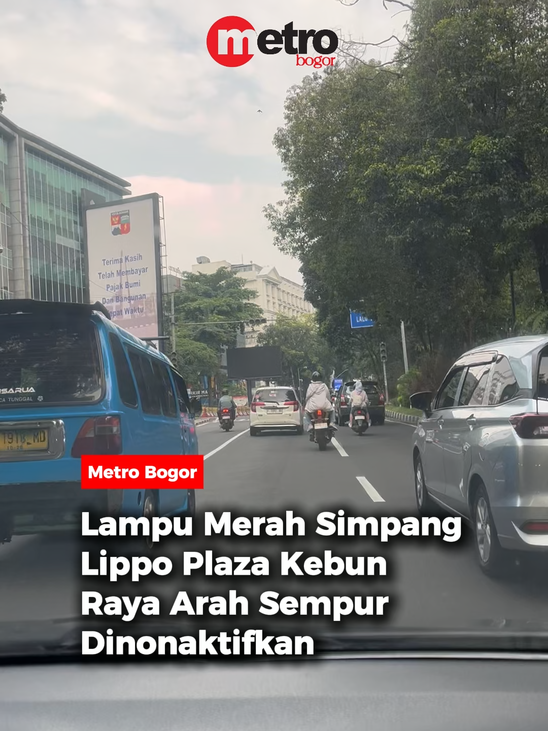 Dinas Perhubungan (Dishub) Kota Bogor melakukan rekayasa pengendalian lalu lintas di kawasan simpang Lippo Plaza Kebun Raya, dengan menonaktifkan lampu lalu lintas (traffic light) Jalan Jalak Harupat menuju Jalan Raya Padjajaran (Tugu Kujang).  Lampu tersebut kini diubah menjadi mode flashing. Langkah ini dilakukan untuk meningkatkan mobilitas kendaraan dan mengurai kepadatan arus lalu lintas di sekitar Kebun Raya Bogor yang kerap padat pada jam-jam tertentu. Dinonaktifkannya traffic light ini menuai pro kontra karena juga dinilai tidak berpihak kepada pejalan kaki yang hendak menyeberang. 🎥: Kiriman/dishubkotabogor #metrobogor #bacametrobogor #lampumerahdinonaktifkan #simpanglippoplaza #dishubkotabogor