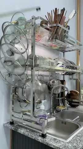 Kệ treo tường Inox 3 tầng giúp bếp thêm tiện nghi. Đặt trên bồn rửa chén, nước chảy thẳng xuống, sạch sẽ!