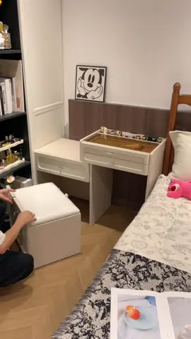 Bàn trang điểm kiêm bàn làm việc mini ✨ Nhỏ gọn – tiện nghi – siêu sang góc phòng 💅 Kéo ra là bàn, gấp vào là tủ – tiết kiệm diện tích cực đỉnh! #bàntrangđiểm #bànthôngminh #noithatthongminh #bànmini #decorphongngu     