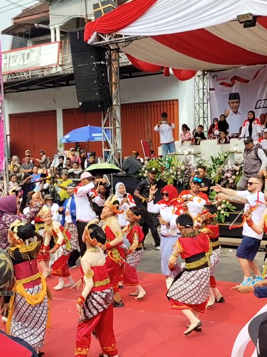 SDN 2 Gampingan setelah tampil apik di perform sebelumnya, saatnya joget bareng di All In Gampingan 2025 #tiktok #fypシ゚viral #allingampingan2025 #karnavalbudaya #kabupatenmalang 