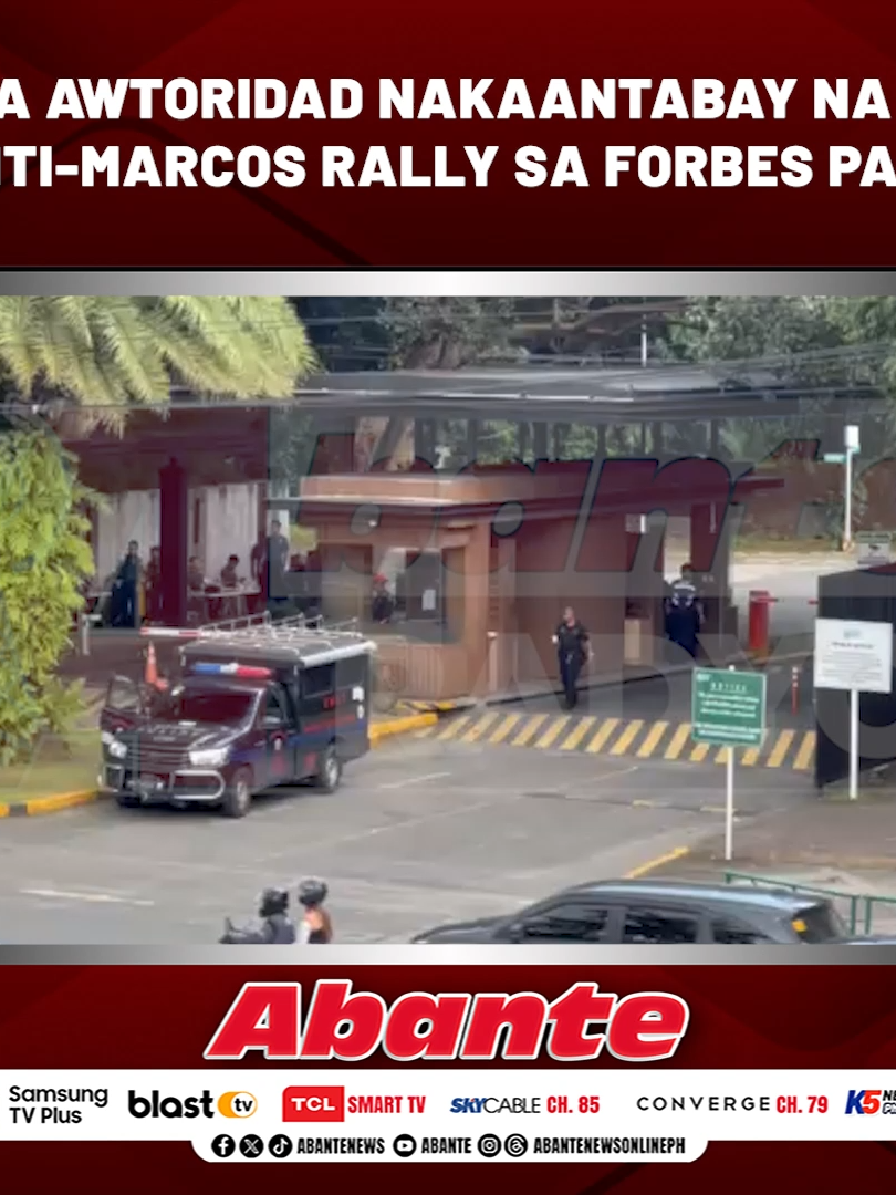 Naka-standby na ang mga tauhan ng Makati City Special Weapons and Tactics (SWAT), katuwang ang security personnel ng homeowners association, sa Buendia Gate ng Forbes Park sa Makati City ngayong hapon, Oktubre 12, 2025. Ito ay bilang paghahanda sa anti-Marcos rally na pangungunahan ni Cavite Rep. Kiko Barzaga.Nakaantabay rin ang Philippine National Police (PNP) upang masiguro ang maayos at mapayapang pagdaraos ng nasabing kilos-protesta. #DWAR1494 #NewsPH #AbanteNews #KikoBarzaga #AntiMarcosRally