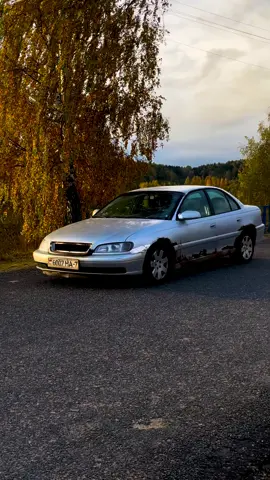 Opel Omega B - это автомобиль D/E-класса, выпускавшийся компанией Opel с 1994 по 2003 год. Он был доступен в кузовах седан и универсал, с широким выбором бензиновых и дизельных двигателей, а также механической и автоматической коробками передач.  Основные характеристики Opel Omega B:  * Кузов: Седан и универсал.  * Класс: D/E (по разным источникам).  * Двигатели: Бензиновые и дизельные, объемом от 2.0 до 3.2 литра, мощностью от 101 до 211 л.с.  * Трансмиссия: Механическая и автоматическая коробки передач.  * Привод: Задний.  * Размеры: Длина седана - 4898 мм, ширина - 1776 мм, высота - 1455 мм; колесная база - 2730 мм.  * Объем багажника: От 530 до 540 литров (в зависимости от типа кузова).  * Клиренс: От 125 до 140 мм.   Особенности Opel Omega B:  * Просторный салон и багажник: Автомобиль отличается большими габаритами, что обеспечивает комфортное размещение пассажиров и вместительный багажник.   * Разнообразие двигателей: Широкий выбор моторов позволяет подобрать оптимальный вариант в зависимости от предпочтений и потребностей.   * Надежная конструкция: Opel Omega B известен своей прочностью и долговечностью.   * Рестайлинг 1999 года: В 1999 году модель претерпела рестайлинг, включающий изменения во внешнем виде, интерьере и двигателях.   * Оцинкованный кузов: После рестайлинга кузов обрабатывался цинком, что повысило его коррозионную стойкость.   Некоторые технические характеристики (на примере модели 3.0 MT, 211 л.с.):  * Объем двигателя: 2962 см³  * Мощность: 211 л.с.  * Максимальная скорость: 243 км/ч  * Разгон до 100 км/ч: 8.5 с  * Расход топлива (смешанный): 11.2 л/100 км  Opel Omega B хорошо подходит для:  * Поездок на дальние расстояния.  * Любителей просторных и комфортных автомобилей.  * Тех, кто ценит надежность и практичность.  #opel #opelomega #omega 