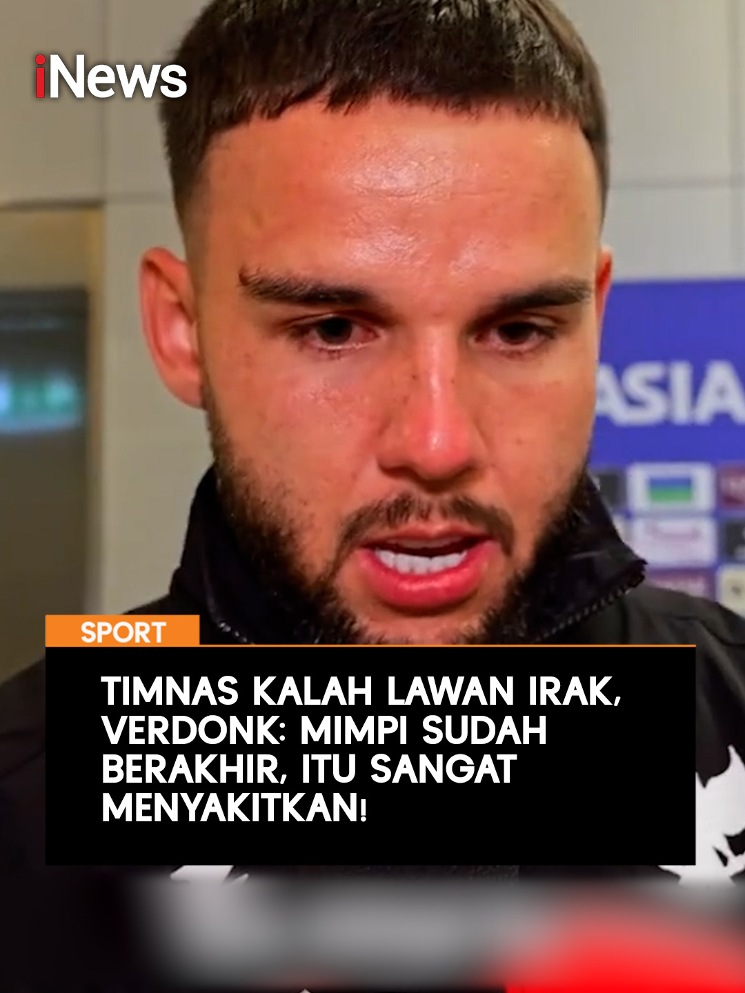 Bek kiri Timnas Indonesia, Calvin Verdonk, tak kuasa menahan tangis usai Garuda dipastikan gagal melangkah ke putaran kelima Kualifikasi Piala Dunia 2026. Pemain NEC Nijmegen itu menyebut kekalahan dari Irak menjadi momen paling menyakitkan, karena mimpi telah berakhir.  Laga di Stadion King Abdullah Sports City, Jeddah, Minggu (12/10/2025) dini hari WIB, sejatinya menjadi kesempatan terakhir Indonesia menjaga asa tampil di Piala Dunia. Namun, gol tunggal Zidane Iqbal pada menit ke-54 cukup untuk menghancurkan semua harapan. Garuda pun tersingkir setelah menelan dua kekalahan beruntun, sebelumnya kalah 2-3 dari Arab Saudi. Baca selengkapnya hanya di  https://www.inews.id/news #iNews #IndonesiaIrak #TimnasIndonesia #CalvinVerdonk