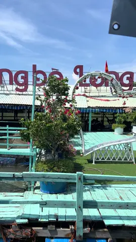 Long Sơn là một xã đảo nổi tiếng của Vũng tàu, được bao bọc bởi sông Chà, sông Dinh và sông Rạng với tổng diện tích khoảng 92km2. Làng bè Long Sơn thuộc địa phận xã Long Sơn, thành phố Vũng tàu, tỉnh Bà Rịa – Vũng tàu (cũ)  nằm cách thành phố Hồ Chí Minh 90km và cách trung tâm Vũng Tàu 10km. #dulichvietnam #langbelongson #phukienoto #conduongdepnhatvietnam #tiktoktravel 