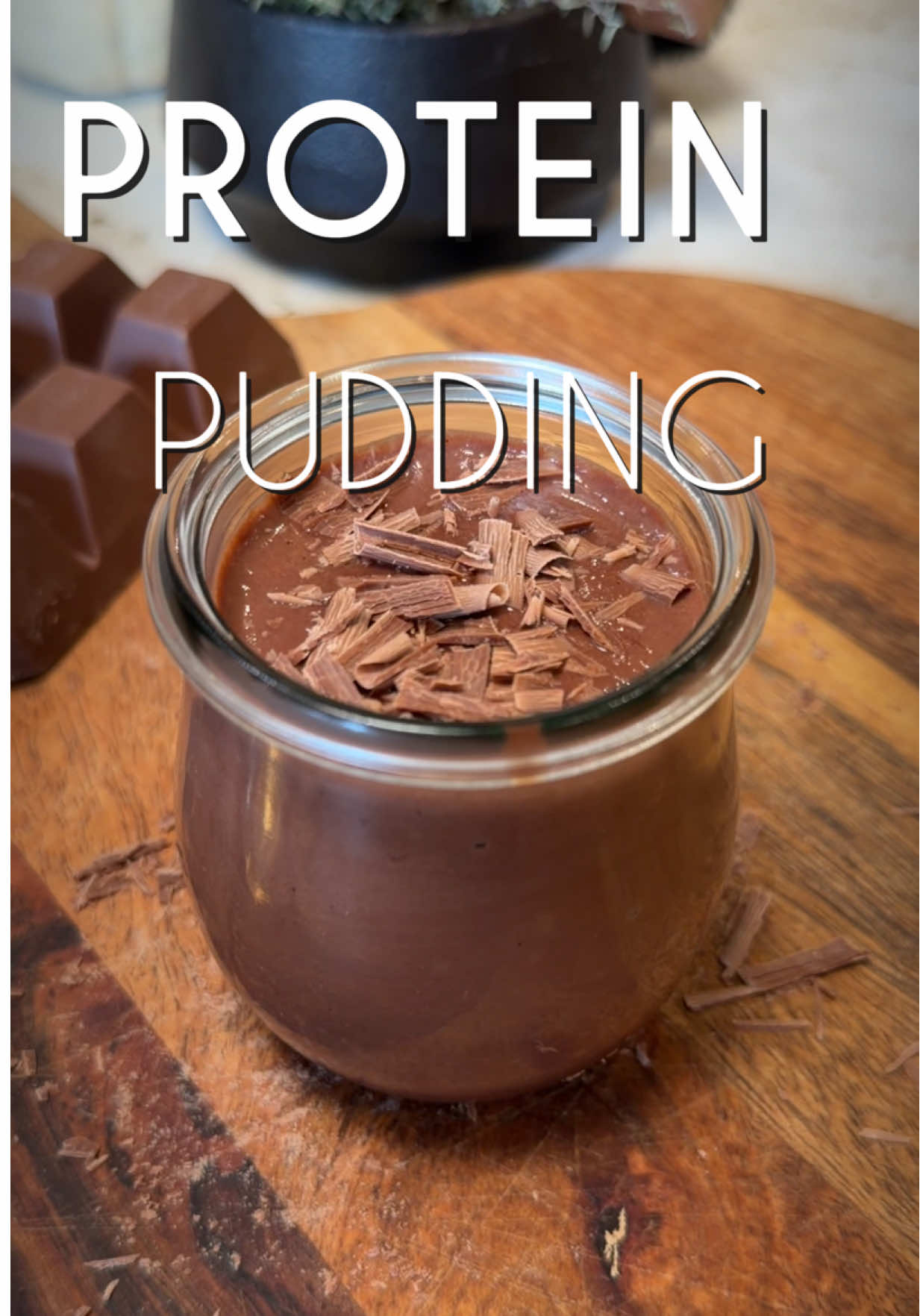 Protein Pudding Mit meinem @nutribullet.dach Ultra habe ich diesen schnellen und dazu noch proteinreichen Schokopudding zubereitet. Das musst du unbedingt nachmachen!  Für 2 Portionen brauchst du: 4 gekochte Eier 3 EL Kakaopulver  120 ml Milch  85 g Honig  2 TL Vanilleextrakt Alle Zutaten in den Nutribullet Ultra geben und zu einer glatten Masse pürieren. Den Pudding auf zwei Gläser aufteilen und für ca. 2 Stunden kühl stellen. Ich habe den Pudding noch mit ein paar Schokorsspeln verziert. Lass es dir schmecken! #lecker #essen #food #rezept 