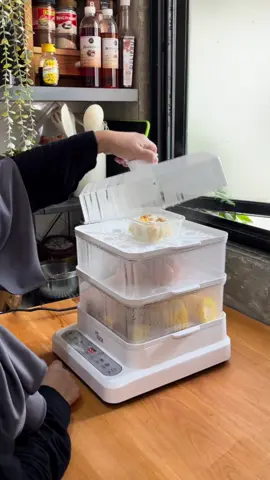 Gak ada lagi kuatir gosong kehabisan air kalau pakai Kukusan Elektrik dari Tixx. Kapasitas besar yang disesuaikan dengan kebutuhan, jadi mudah, cepat dan efisien. Hemat waktu dan energi. #kukusan #steamer #kukusanlistrik #electricsteamer #tixx #alatkukusan #inspirasidapur #peralatandapur #pengukus 