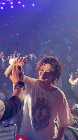 #Niらいぶ  #No2TOUR_北海道day2  #Number2_TOUR  #Number_i_LYs (°∀°)ﾋｨｨｨｨ ハート🫶してる🤩 けど、相手はメンズ？っぽい😆 #神宮寺勇太 