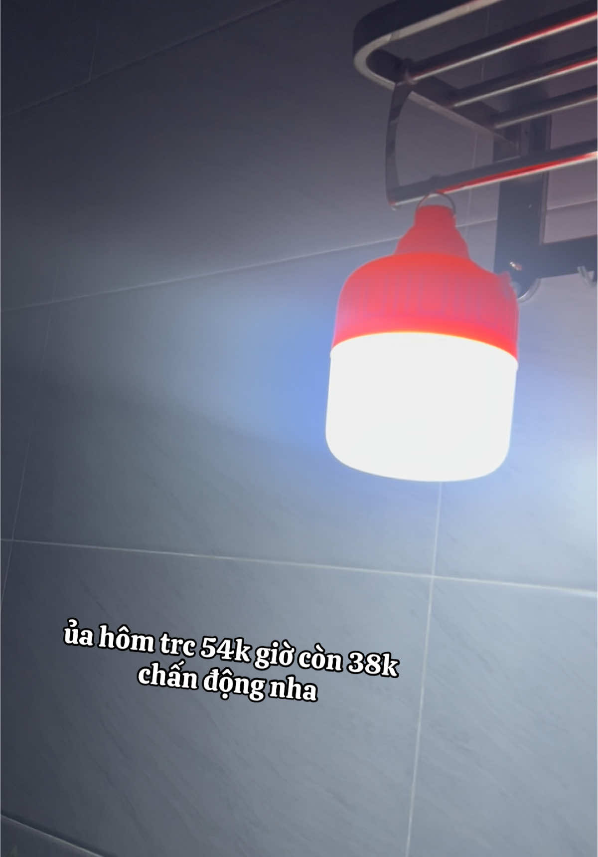 Trời ơi, ai mà chưa có cái bóng tích điện này là thiếu sót lắm luôn đó nha! Mất điện mà vẫn sáng trưng như thường, bật phát là lên liền. Bóng này sạc một lần dùng được mấy tiếng lận, mang đi đâu cũng tiện — cắm đui, cầm tay đều ok hết. Mà giá đang SALE siêu hời luôn, nhanh tay chốt liền kẻo hết nhaaa 🔥💡”  #xh #đèntíchđiện #tienloigiahoply #fyp #tiktok 