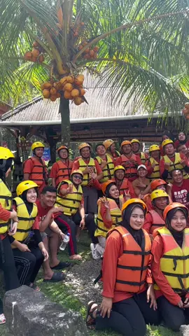 Rafting Kalisawah Songgon Banyuwangi guys. Menyusuri sungai badeng denga view hutan pinus, sawah. #kalisawahadventure #rafting #raftingbanyuwangi #wisatabanyuwangi #banyuwangihits 