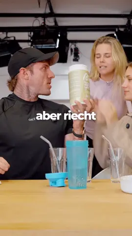 Diese Latte schmeckt nicht nur Nele & Xenia sondern sogar auch mit: Matcha Chai Latte. Beste Beschreibung: wie wenn ein Matcha sich zu Weihnachten fertig gemacht hätte. Und ich sage: der ist echt lecker. Obwohl ich den normalen Chai nicht mag. Denn der hier ist nicht zu stark. Gleich um 11 kommt er!