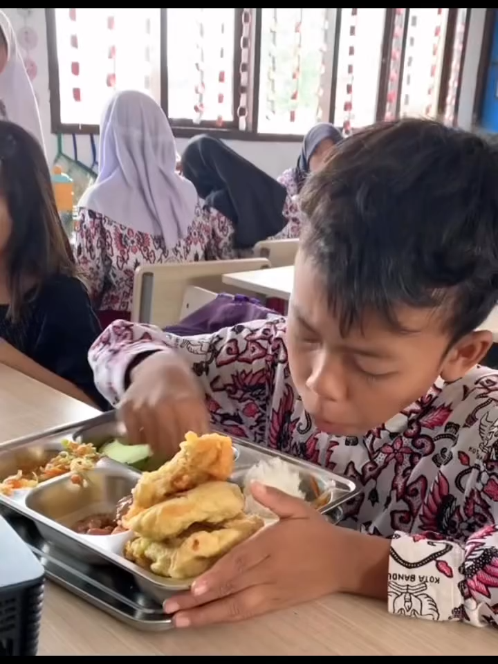 “Generasi cerdas tak lahir begitu saja. Mereka tumbuh dari gizi yang baik, hati yang bahagia, dan pendidikan yang bermakna. Melalui Program Makan Bergizi Gratis, anak-anak Indonesia belajar lebih dari sekadar menyantap makanan, mereka belajar arti kebersamaan, rasa syukur, dan harapan. Setiap suapan adalah langkah kecil menuju masa depan besar. Di baliknya ada kerja keras petani, nelayan, relawan, dan para dapur rakyat yang tak kenal lelah menghadirkan cinta di setiap piring. Program ini bukan sekadar makan gratis. Ini tentang menyiapkan generasi yang kuat, sehat, dan cerdas untuk membangun negeri. Mari kita dukung bersama, karena dari gizi yang baik, lahirlah harapan besar, harapan untuk Indonesia yang adil, makmur, dan gemilang menuju Generasi Emas 2045.