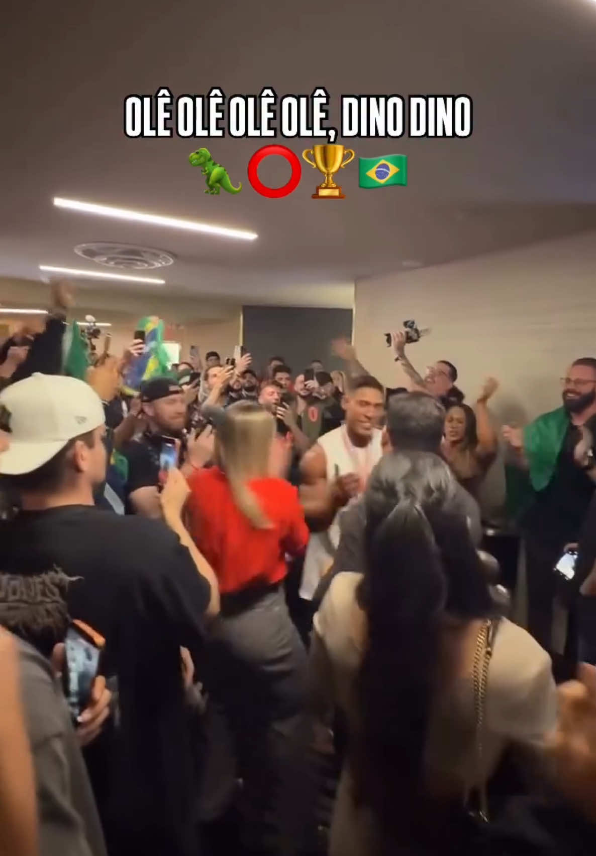 QUE MOMENTO! 🦖🇧🇷 O Brasil inteiro está em festa, Ramon Dino é campeão do Olympia! 🏆⭕️ #maxtitanium #ramondino #olympia #bodybuilding #fisiculturismo