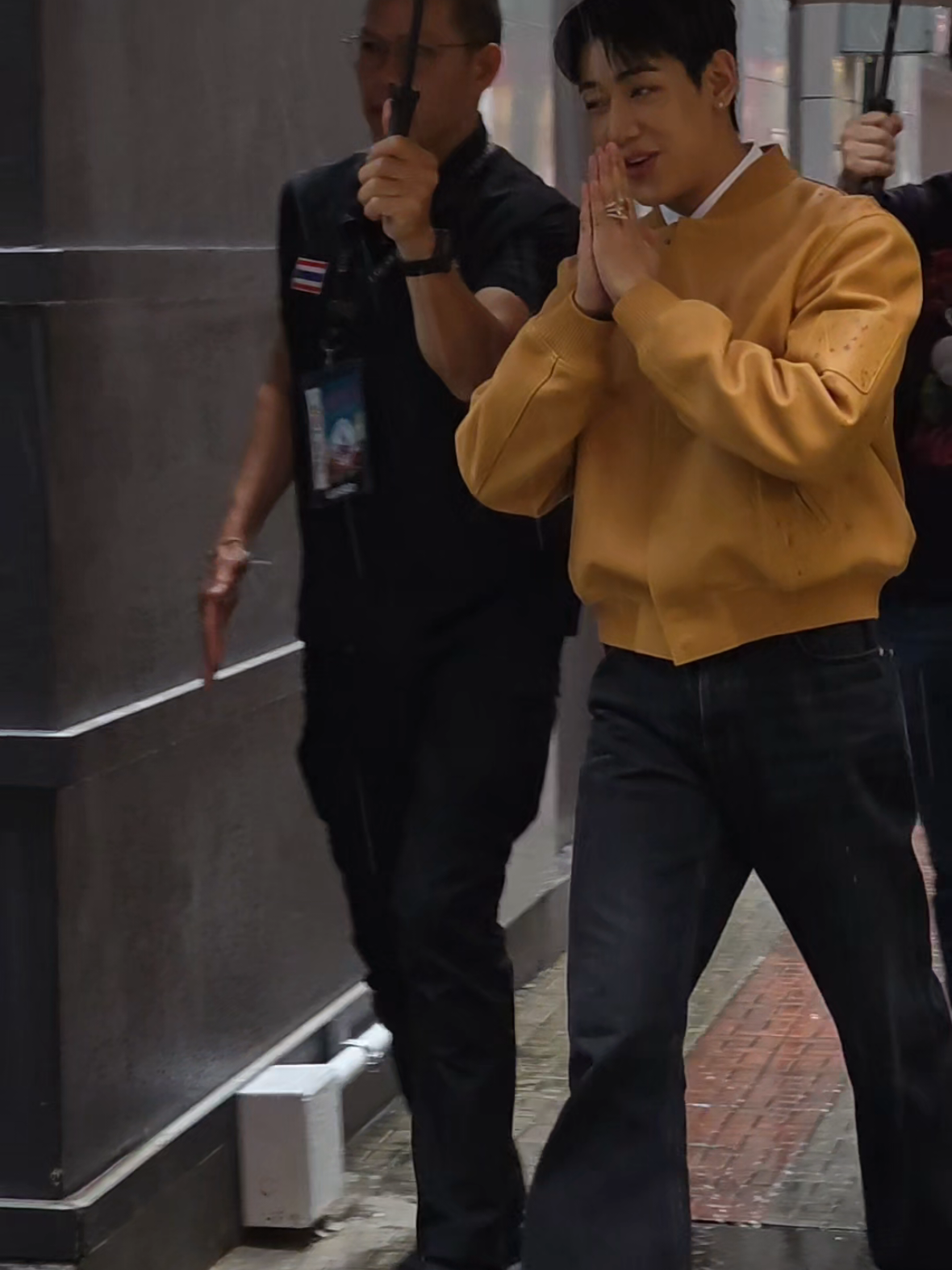 คนหล่อมาแล้ว.  เธอมากับสายฝน #BamBam #แบมแบม #뱀뱀  #KatanyutonightxBAMBAM 