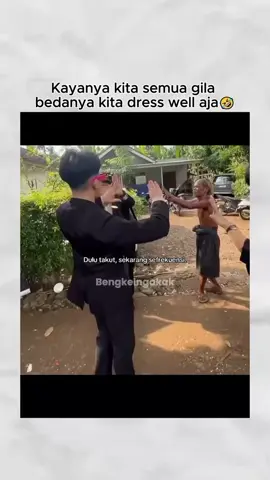 dulu liat orang gila ngibrit ampe masuk rumah orang, maaf Bu pak ikut ngumpet😆😆😁. sekarang liat orang gila, malah ikutan ketawa 😂😂