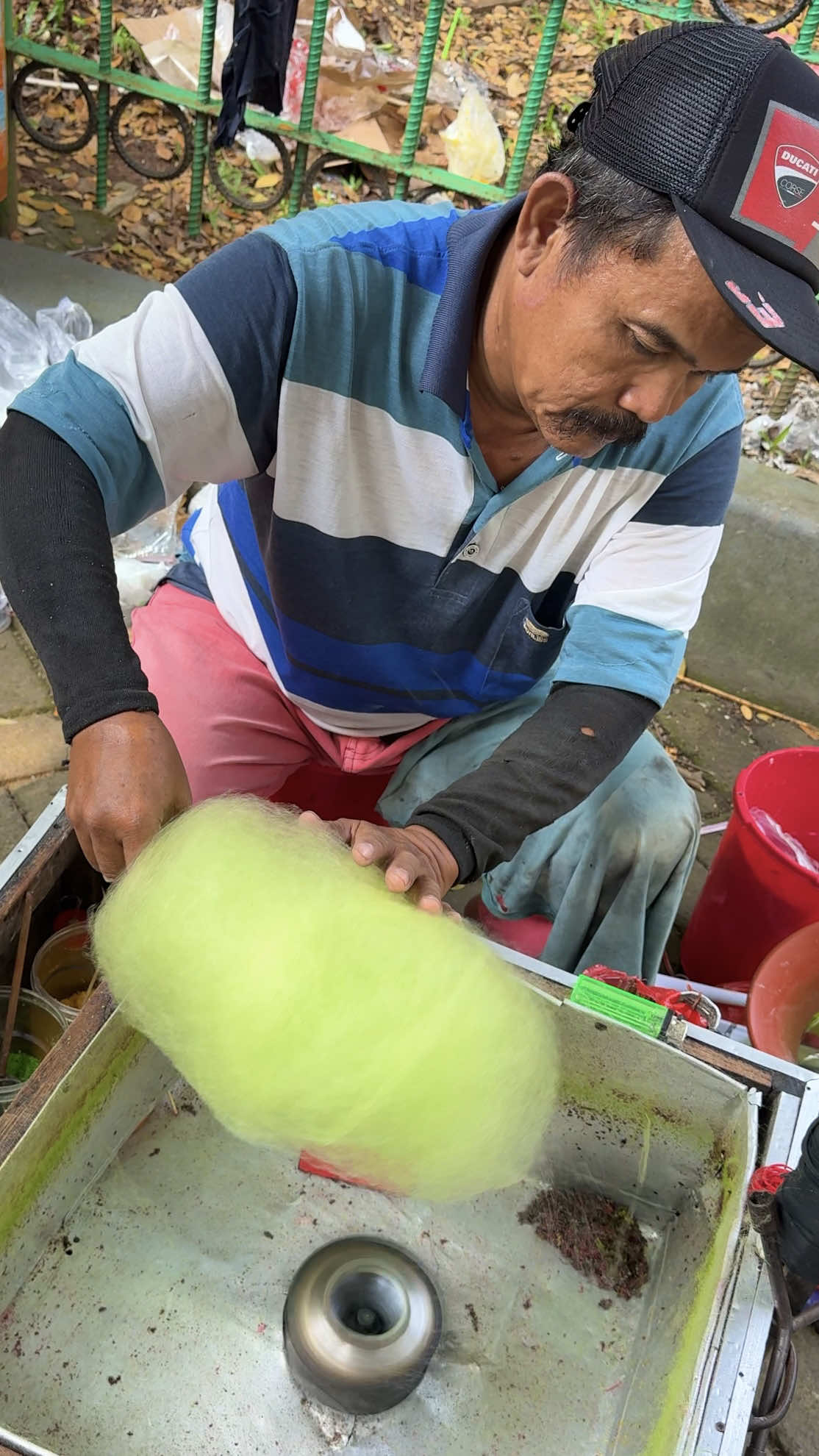 How To Make 2 Colors Cotton Candy 🔍 Business name  Cotton Candy  📍Address Jakarta, Indonesia 💵 Price  Rp 10.000 /$ 0.60 USD