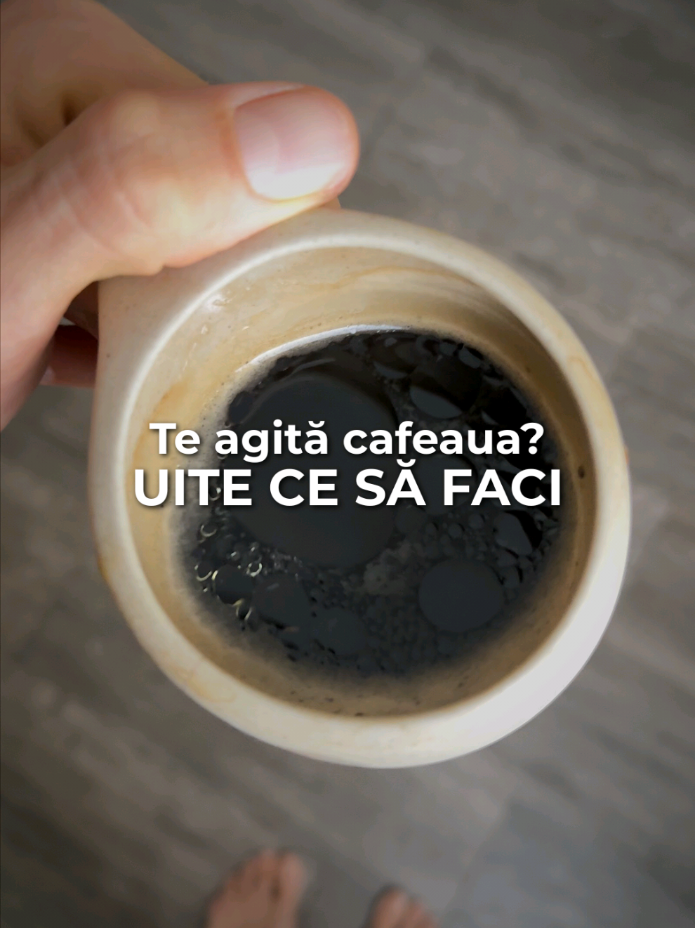 ‍Te agită cafeaua? 
 Eu o beau cu ulei de cocos, pentru că îți oferă o protecție extra la stomac — nu te irită și
 energia se eliberează lent. ☕️ 
 Uleiul de cocos conține grăsimi MCT, care se absorb treptat și încetinesc efectul cofeinei, așa că nu mai ai senzația aia de „tremurat” sau de energie bruscă urmată de oboseală.
 E o combinație simplă, dar genială, schimbă in bine și gustul. 
 Tu cum îți bei cafeaua dimineața?