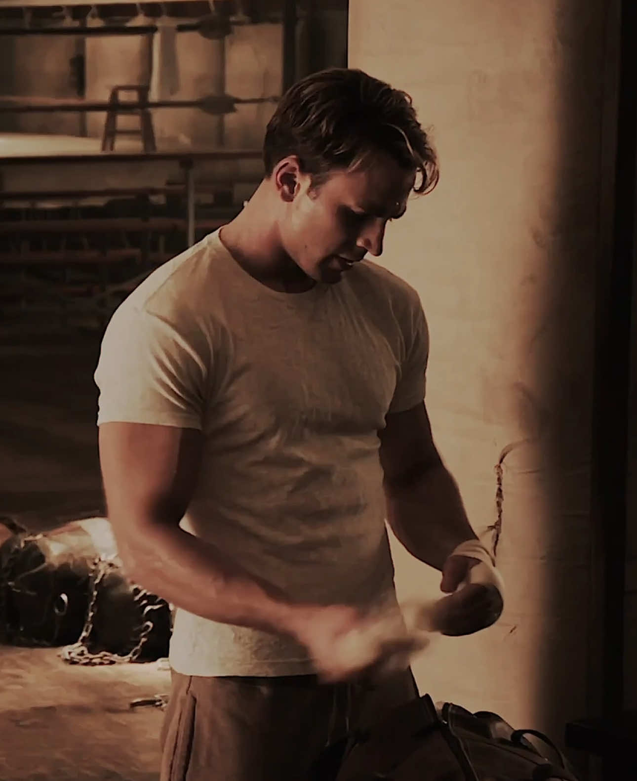 glazed donut terglowing 😳  #chrisevans #steverogers #foryou #captainamerica #4u  scp: sorceresscenes [ Chris Evans Edit Steve Rogers Captain America Avengers ]