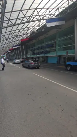 No vuelves a ser la misma persona después de irte; aprendes a ver el mundo con otros ojos. #miviajeDEvida  #fyp  #foryoupage  #historiasreales  #latinoseneuropa 