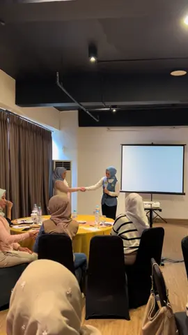 Salah satu cara berjabatan tangan yang benar dalam situasi formal… How to shaking hand properly  #etiquette  #bodylanguage  #gesture  #visualstatement  #manner 