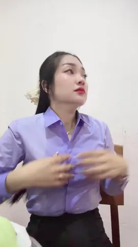 Mưa rơi ướt áo em rồi 😅#côgiaohuyenlinh #xuhuongtiktok #trend #aosomithaihoa 