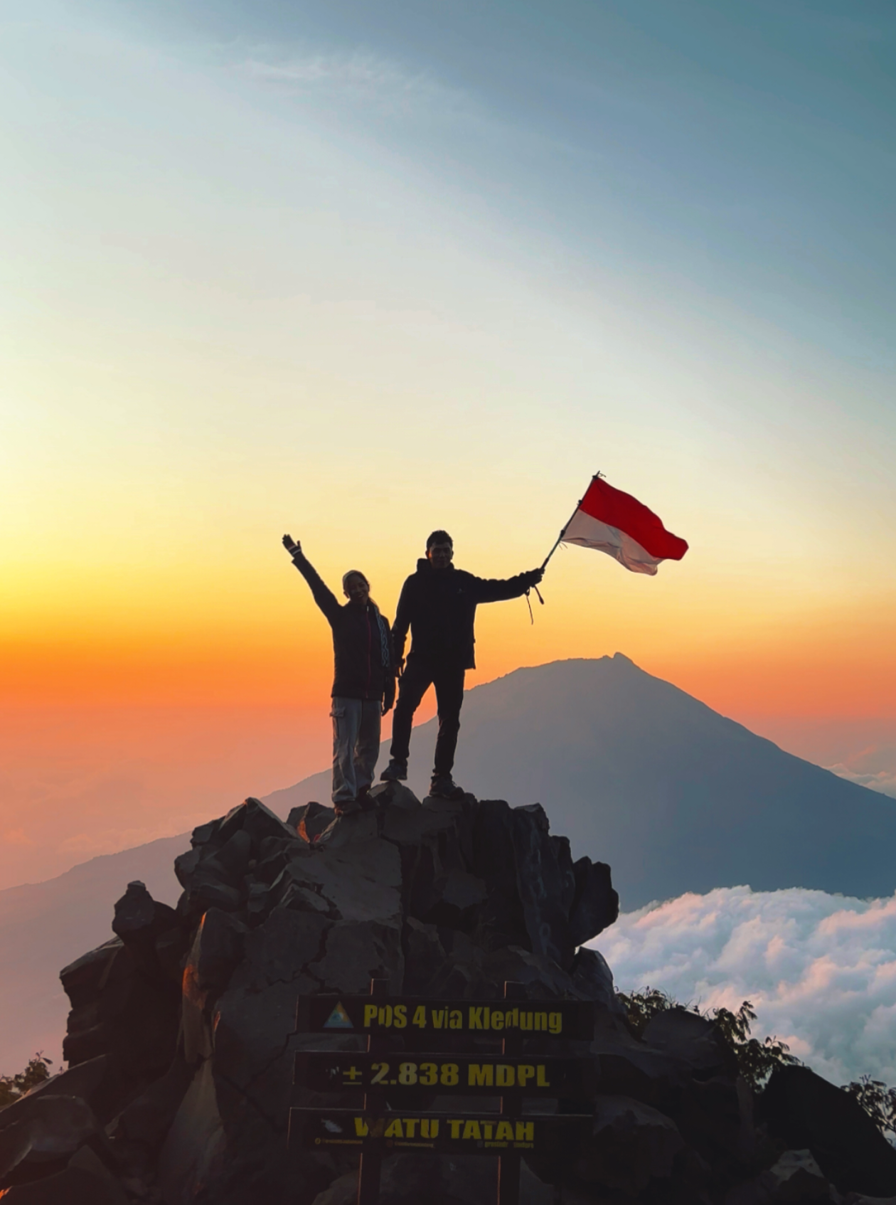 cara foto di watu tatah yang benar🫵 #sindoromountain #mountain #viewgunung #goldensunrise #pendakiindonesia 