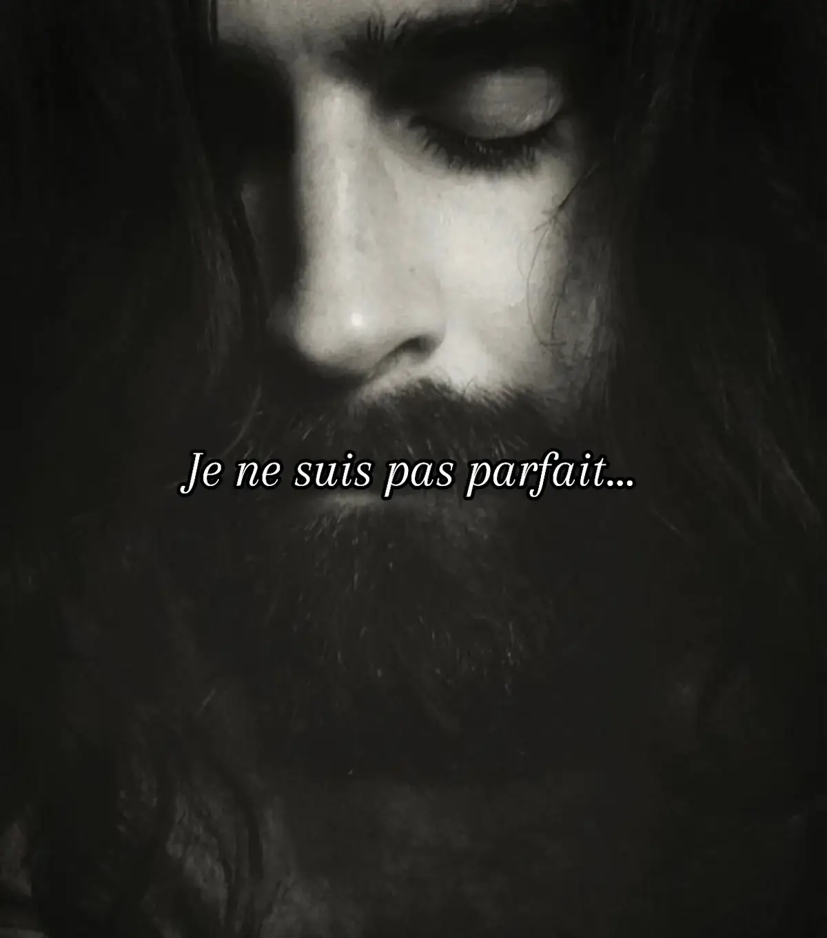 J’ai laissé des blessures derrière moi, parfois sans le vouloir… Pas par méchanceté, mais parce que je ne savais pas toujours faire mieux. Parce que j’ai aimé avec des morceaux de moi qui n’étaient pas encore guéris. Parce que j’ai parfois voulu protéger en fermant des portes, ou consoler en prononçant les mauvais mots. Mais j’ai aussi laissé des empreintes de tendresse, là où on ne s’y attendait pas. Des regards silencieux qui ont apaisé, des gestes simples qui ont dit plus que mille phrases, des bouts de lumière dans des vies où je n’étais que de passage. Il m’est arrivé de parler trop fort, de juger trop vite, d’aimer mal. De vouloir avoir raison au lieu d’être présent. De fuir quand il aurait fallu rester. Et aussi… d’aimer juste, d’aimer vrai, de me taire quand il le fallait. De tendre la main, même en tremblant. Je n’ai pas toujours été à la hauteur… Mais j’ai appris. Doucement. Parfois douloureusement. J’ai grandi à travers mes silences, mes regrets, mes recommencements. Je ne suis pas que mes erreurs. Je ne suis pas uniquement mes bons gestes. Je suis ce mélange fragile et honnête de fautes et d’élans sincères, de maladresses et de belles intentions, de blessures et d’amour offert comme je pouvais, avec ce que j’étais, à ce moment-là. Et je continue d’évoluer. Je trébuche encore, mais je me relève. Je me découvre encore, mais je ne fuis plus ce que je vois. Parce que c’est ça, au fond, être humain : se regarder en face, avec douceur, pardonner ses propres fissures, et avancer… encore. Pas pour effacer le passé, mais pour l’honorer, pour le transformer en lumière. Pour devenir chaque jour un peu plus vrai. Un peu plus soi.