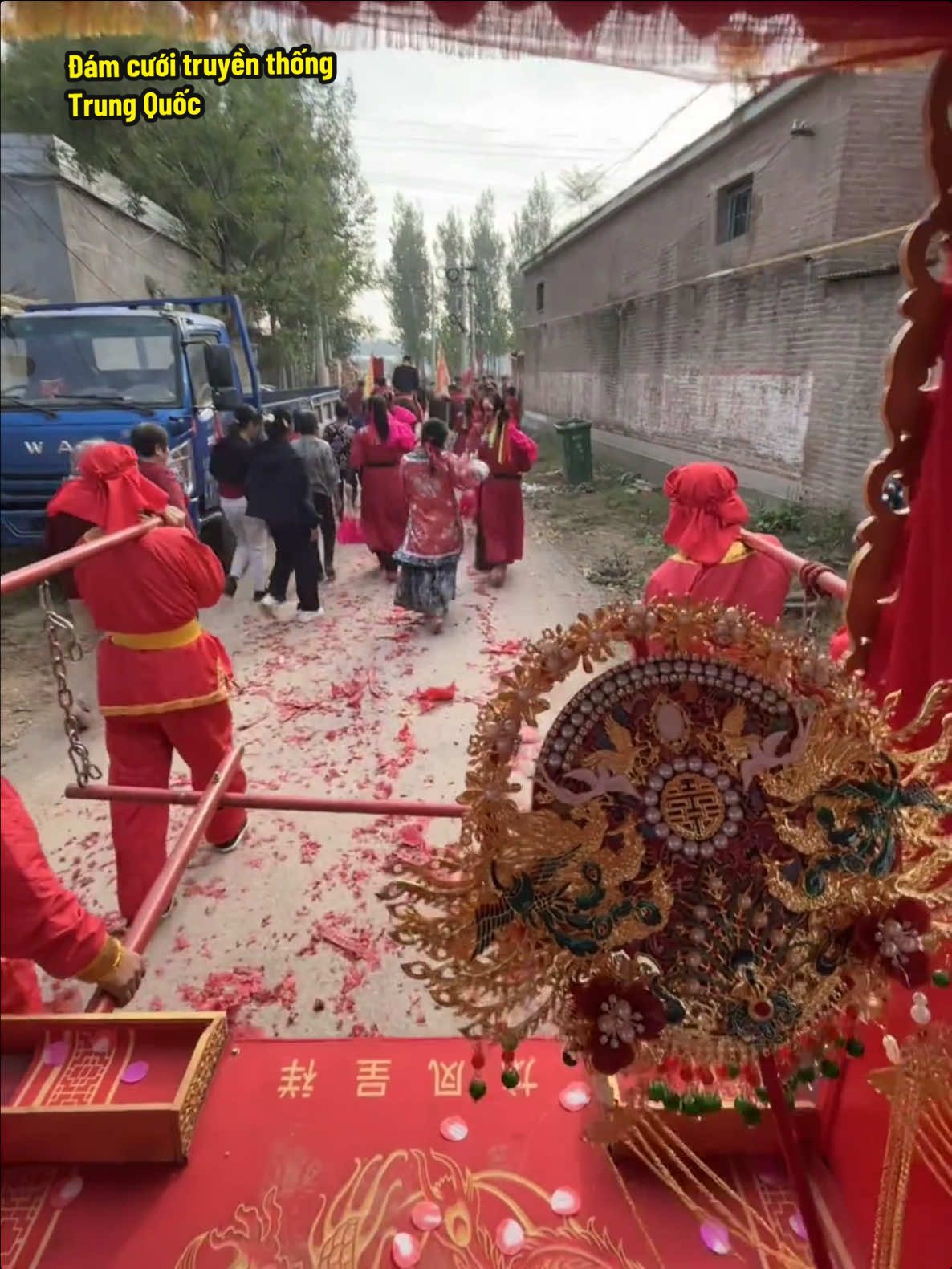 Trong chiếc váy đỏ, trên chiếc kiệu tám người khiêng, đám cưới diễn ra với một bà mối trang trọng…#yeunhactrug #coversong #damcuoitrungquoc  