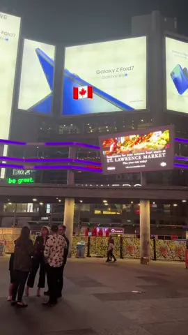 Dundas square Toronto Night Life #dundassquare#TorontoVibes#fyp #CanadaMoments#viral 