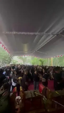Takut bgt itu panggung tiba