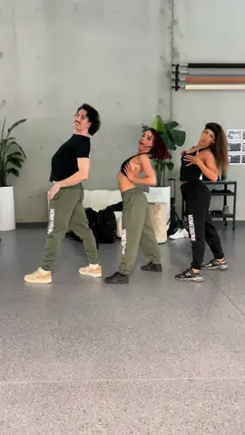 mid photoshoot dance break @erayraay #tatemcrae #photoshoot #dance #adelaide #itsokimok 