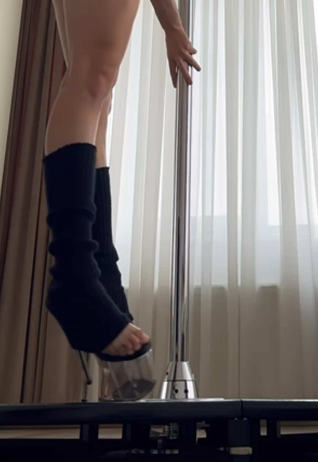 Uneori, fetele care dansează extravagant au o inimă caldă ❤️‍🔥,iar cele „cuminți” pot fi reci la suflet ❄️. #polegirl#poledance#poledancer#polelover#🖤 