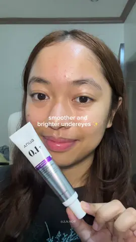 7 days with the anua retinol 0.1% caffeine eye cream 👀 my under eyes look more awake and smoother!! dark circles? way less tired ✨ retinol + caffeine really did its thing 💜  🏷️ #retinol #eyecream  #wrinkles #antiaging #eyebags @anua_global 