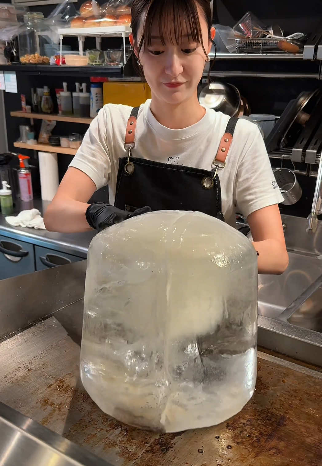 感謝の気持ちを込めて磨き上げる🙏ピカピカ鉄板で作る絶品だし巻きたまご🥚【門前仲町　PARFECT BEER】 ⁡ ビール好きによるビール好きのためのビアバーの絶品だし巻き！🐺 今回はビールに合う美味しいグルメを生み出す鉄板掃除からだし巻きができるまでを撮影したよ たっぷり入った明太子が絶品🤤 ビールの種類が豊富で、一度は絶対行ってみてほしい！ ごちそうさまでした🐺 ⁡ 🚃門前仲町駅から徒7分 💺25席ほど 📍 東京都江東区富岡2-10-1 梶本ビル 1F  ⏰10:00-22:00