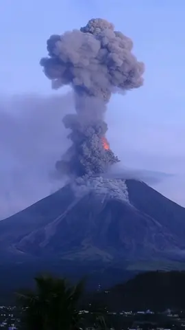 Massive Volcano Eruption in the Philippines | 40,000 People Evacuated | Dramatic 4K Nature Footage #volcano #eruption #philippines 
