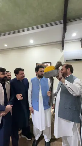ایم این اے اقبال آفریدی نامزد وزیرِ اعلیٰ خیبر پختونخواہ کو روایتی پگڑی پہناتے ہوئے اس امید کا اظہار کر رہے ہیں کہ وہ خیبر پختونخواہ سمیت قبائلی علاقوں کی محرومیوں کا ازالہ کریں گے اور عمران خان کی رہائی کے لیے مؤثر کردار ادا کریں گے، اِن شاء اللہ۔  #mnaiqbalafridi #cmsohailafridi #imrankhan #PTI #iqbalafridipti 