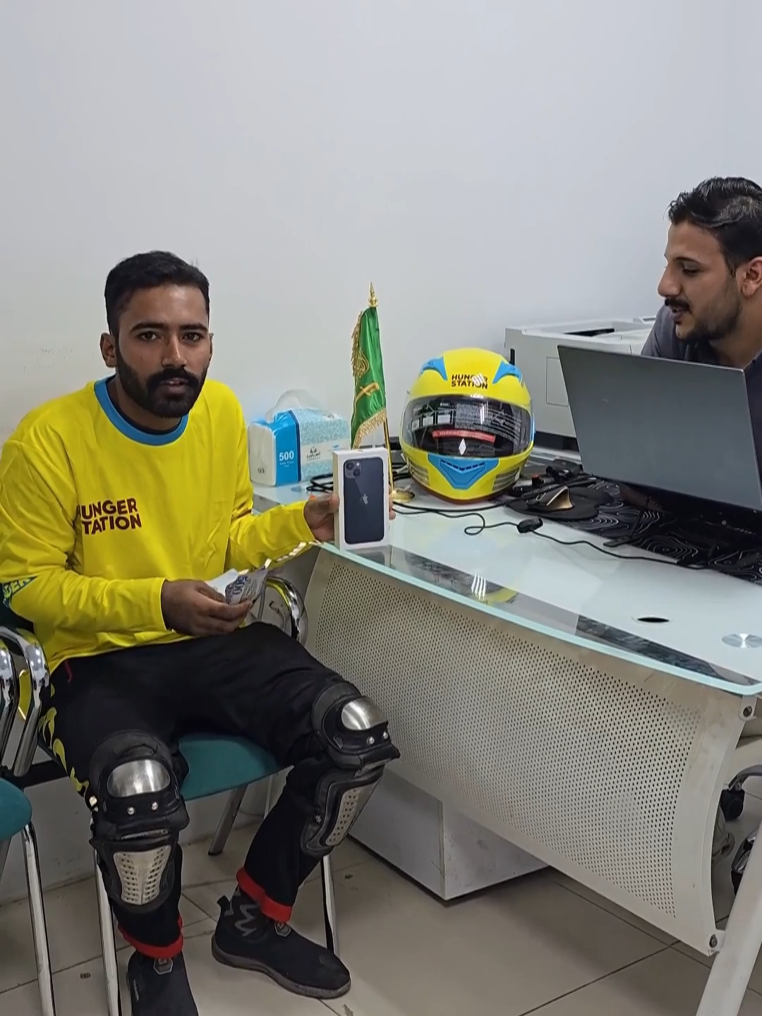 At On Time, we’re proud and grateful for our delivery partners 💛✨ Today, we honored one of our HungerStation riders with a new iPhone + cash prize 🎁💵 as a token of appreciation for his dedication. With On Time, success is shared and recognition never stops 🚀  Join us now : 0540445463 #hungerstation #كيتا #keeta #توصيل_طلبات