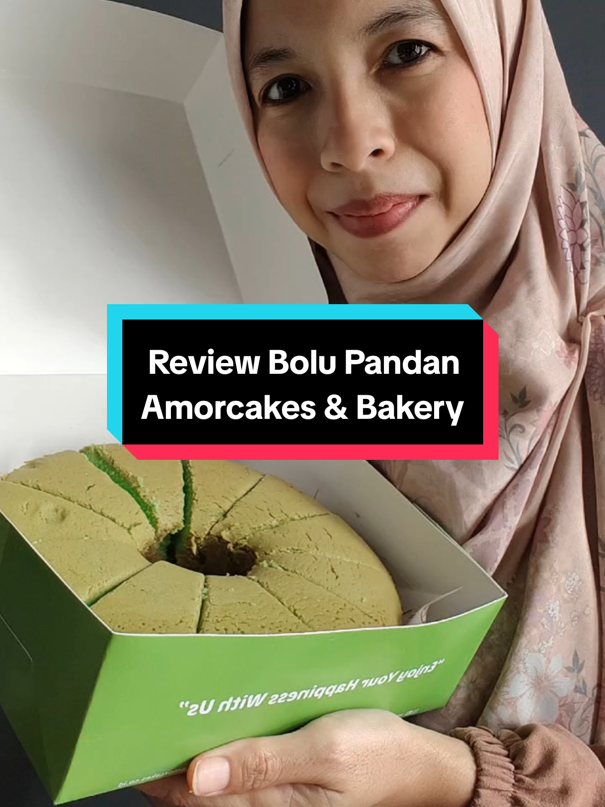 Review bolu Pandan Amorcakes & Bakery. Kalian udah coba blm? Biar dapet harga hemat, beli pakai voucher Tiktok ya, klik tag lokasi di pojok kiri bawah video ini. @amorcakesandbakery @Amorcakes_pagelaran #juarajajanoct #amorcakesandbakery #boluamor #tiktokgo #promoamorcakes 