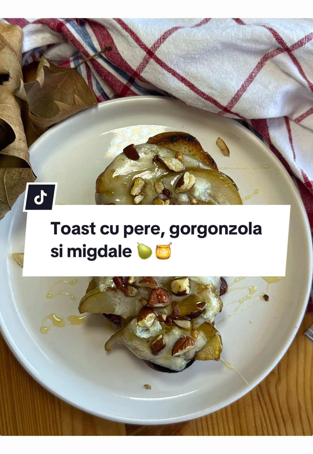 Toast cu pere, gorgonzola si migdale 🍐🍯 - un mic dejun altfel * 1 para  * gorgonzola * cateva nuci sau migdale * putina miere (optional) * unt * ulei de masline Prajim painea in ulei de masline. Taiem para in felii subtiri si o calim usor in unt, pana devine aurie si usor caramelizata. Asezam feliile de para peste paine, adaugam gorgonzola si dam la cuptor pana se topeste branza. Rumenim migdalele si le presaram deasupra, apoi adaugam putina miere. Rezultatul? Un mix dulce-sarat, cremos si crocant 🤌✨ #toast #micdejun #pere #gorgonzola 
