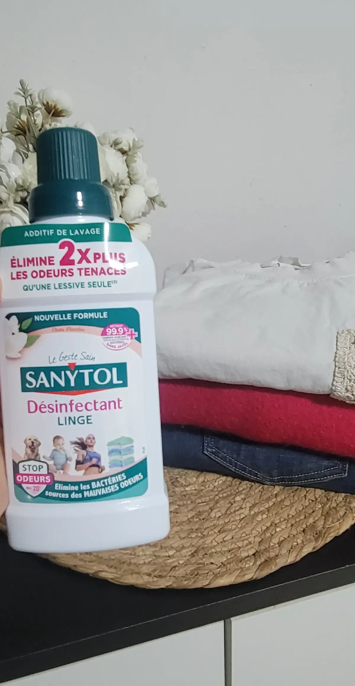 Comment allez vous avec ce froid? Ici il fait bien froid et le rhume est venu toquer à notre porte. Mais ça va aller hein! On va tousse y passer mais ce qui m'importe c'est d'éviter les microbes, les bactéries et justement j'ai découvert récemment ce produit @sanytol.france grâce à @sampleo_france . Vous connaissez sûrement tous les désinfectants de la marque mais est ce que vous connaissiez le désinfectant linge?? Je ne savais même pas qu'ils faisaient aussi pour le linge et je suis trop fan. La bouteille est toute mimi avec son bouchon doseur. Ça sent trop bon comme les autres produits d'ailleurs j'aime trop. Et en plus c'est idéal pour les vêtements de sport, de bébé, ou pour ceux qui ont des animaux parceque ça retire 2 x plus les odeurs tenaces qu'une lessive seule. Et surtout détruit 99,9% de bactéries et c'est sans javel. Merci encore pour ce test je valide. @Sanytol France @sampleo_france  #sampleo #sanytol ##stopodeurs #sanytoltout  #produitoffert 
