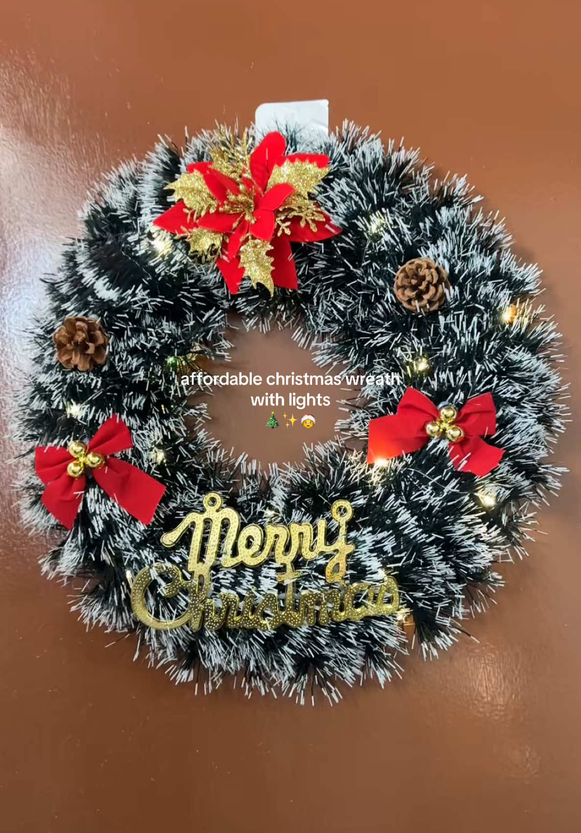 Affordable Christmas wreath with lights 🎄✨🎁 #christmaswreath #christmaswreathwithlights #christmasdecor #doordecor #christmasdesign
