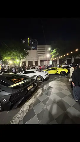 triple lambo🏅 #lamborghini #lamborghiniaventador #lamborghinihuracan #aventador #avent #huracan #v12 #v12engine #v10 #v10engine #lambo #fastlane #tunjungan #tunjunganplaza #tunjunganplazasurabaya #surabaya #surabayamalam #fastlane #fy #fyp #fypage #fypシ゚ #fyy #foryou #foryoupage 