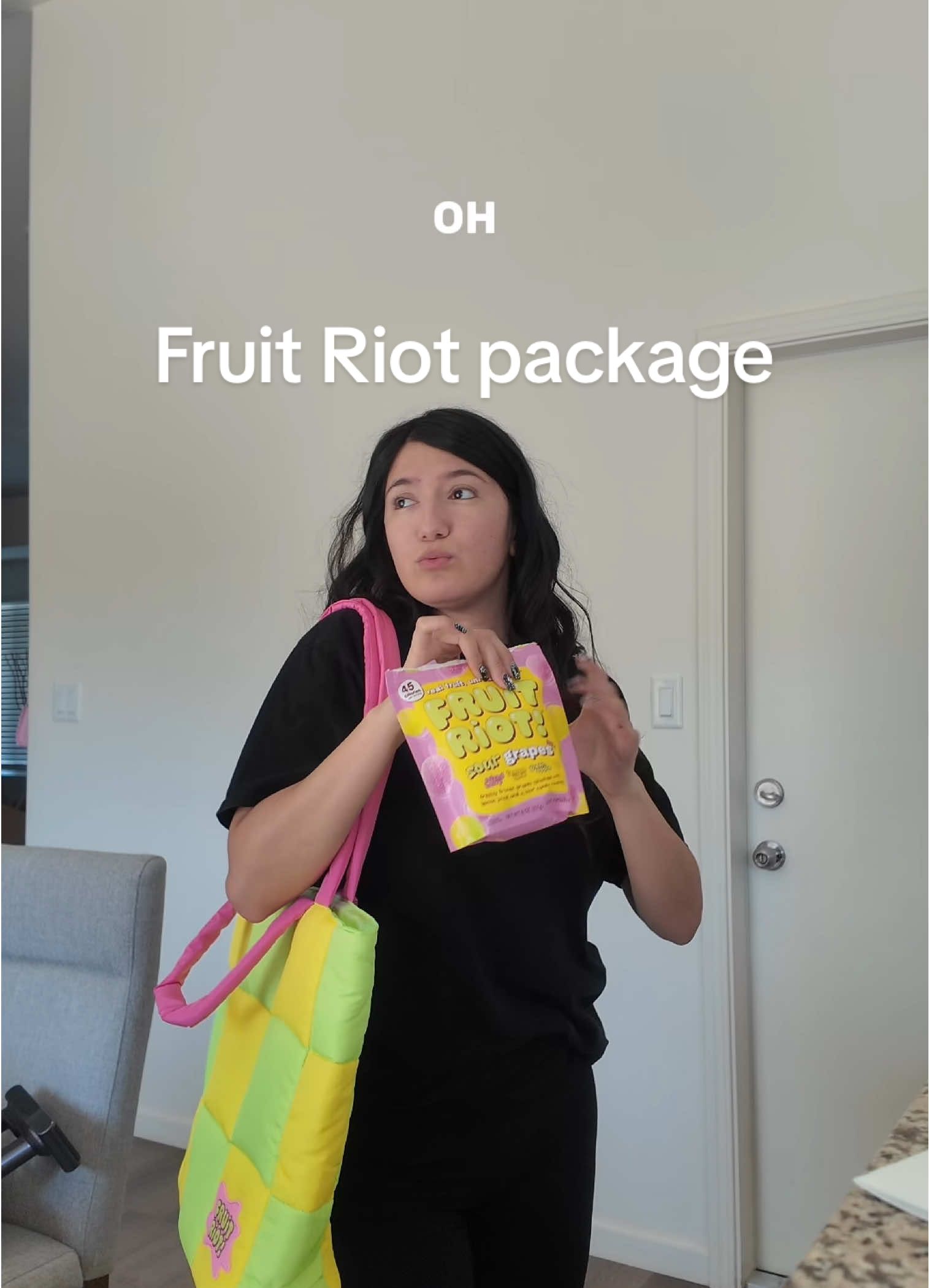 My besties over at Fruit Riot have my HEART bcs WHAT!!! 🍇🥭🍒✨🫦 @Fruit Riot  Spot me in my cute new tote bag! #prpackage #fyp #healthysnacks #fruitriot #unboxing 