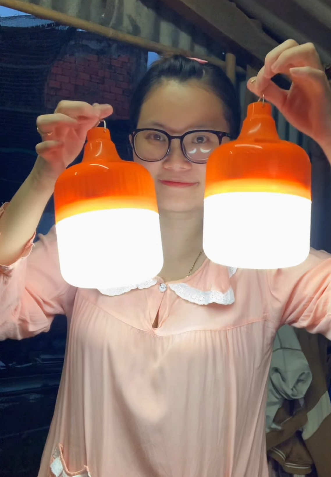 Combo 2 bóng đèn tích điện 89k mà còn không tốn shíp tranh thủ săn để dành sài khi cúp điện nè mấy chị#bongdentichdien #dentichdien #bongdentichdiensieusang #bongdentichdien200w #bongdentichdien150w 