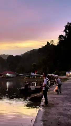 Di sumbar juga ada uarora..!ngak perlu jauh2 ke swedia atau norwegia lagi. Cukup di danau tarusan kamang kalau beruntung anda bisa melihat semacam aurora..!!!#fypage #aura #fypminang #sumbar #tarusankamang 