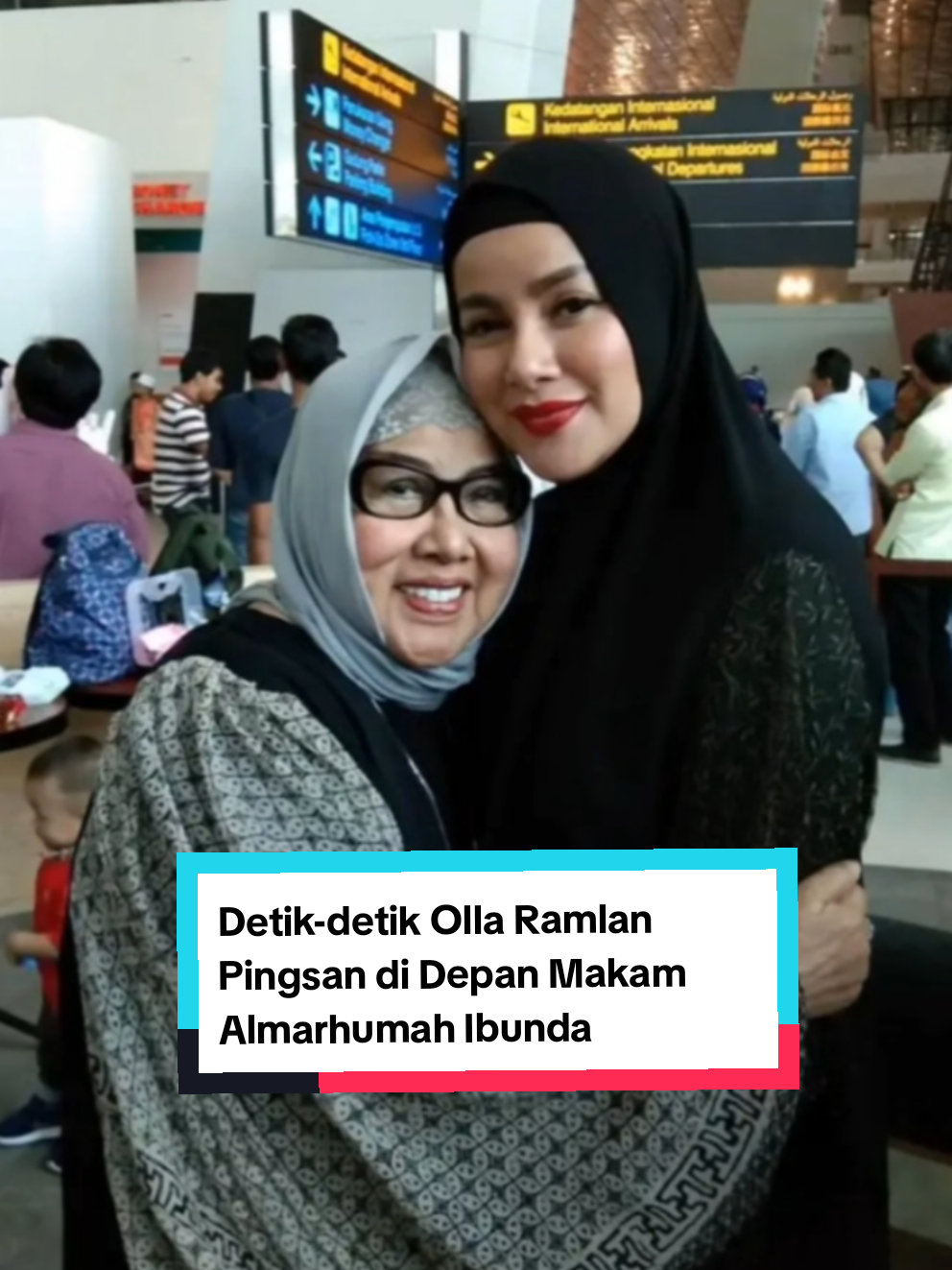 Usai memakamkan sang ibu, Olla Ramlan terlihat jatuh pingsan di depan pusara Ibunda. Melihat hal ini, Olla Ramlan langsung dibawa kembali ke mobil untuk beristirahat. #selebritis #meninggal #fypシ゚viral #ollaramlan 