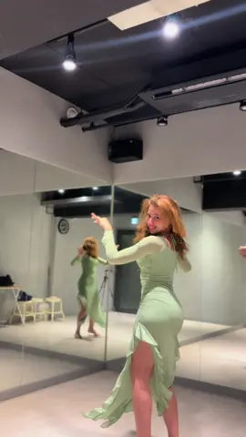 zwina bzaf 🧚‍♀️💚 #رقصني_يا_مريم #fyp #bellydance #raqasniyamariam #danzaarabe 