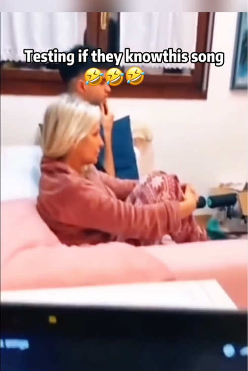 Testing if theyknowthis song🤣🤣🤣#song #prank#funny #haha#reaction 