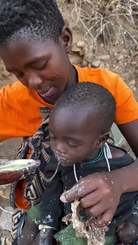 Clean his nose so he can enjoy the food.🙏🏻 #fyppppppppppppppppppppppp #viralvideo #africa 