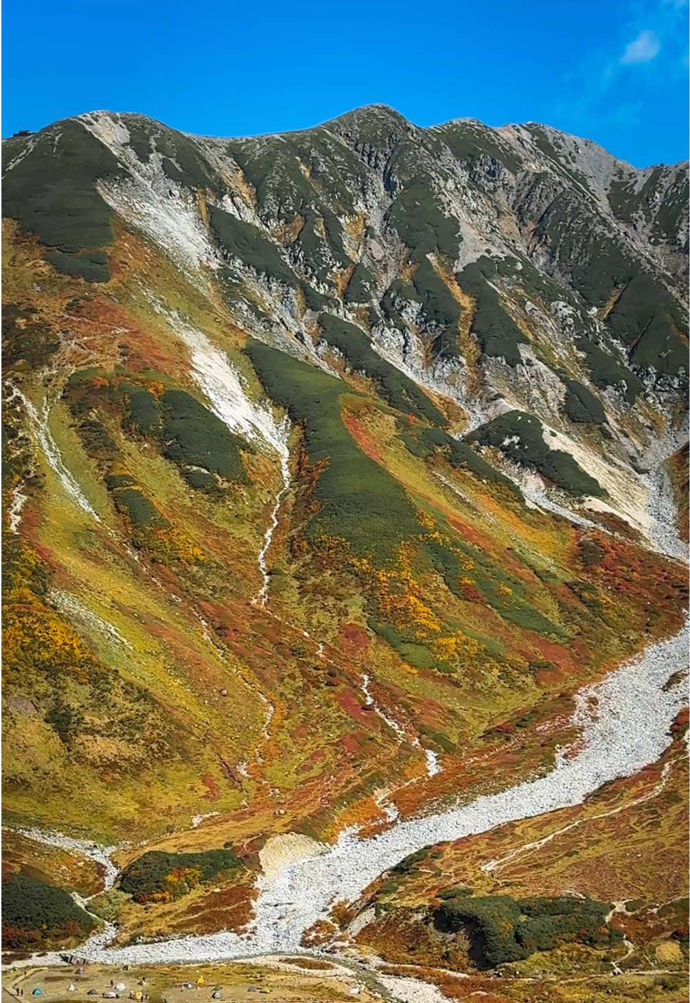 2025 10 📍富山県 立山-室堂 久しぶりに一眼を引っ張り出し、室堂へ🚡 長野県の扇沢駅から電気バス、ケーブルカー、ロープウェイを、乗り継いでアクセス。 雷鳥沢で熊の出没情報があったが、遭遇せずに天気にも恵まれ、良き旅になった⛰️ #japantravel #紅葉スポット #日本の絶景 #絶景スポット #toyama 